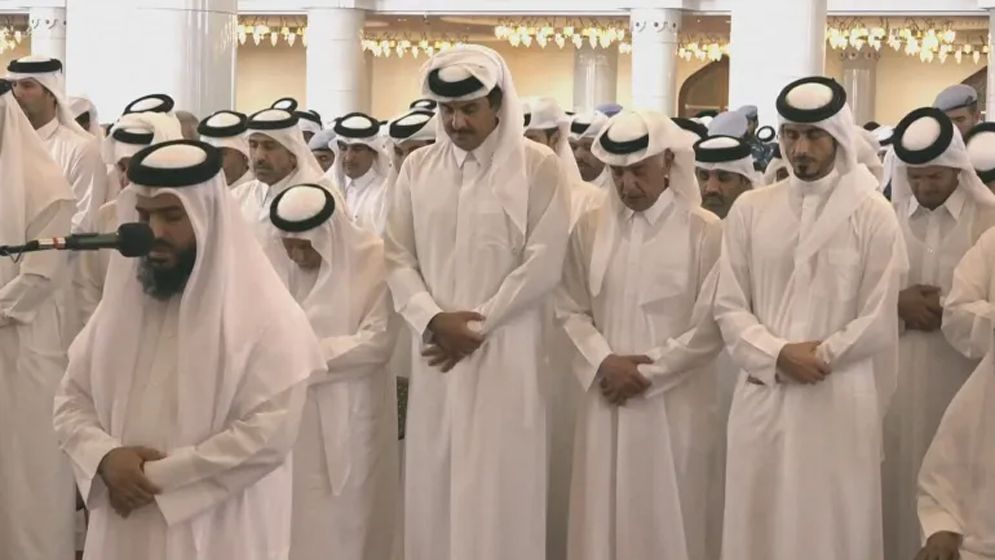 ইসরায়েলি হামলায় নিহতদের জানাজায় অংশ নিলেন কাতারের আমির